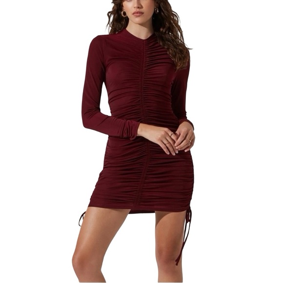Astr Dresses & Skirts - ASTR Ruched Center Long Sleeve Mini Dress Size S